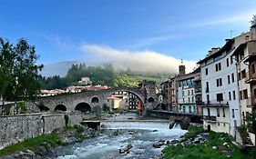 Apartamento colgante al río con vistas al puente